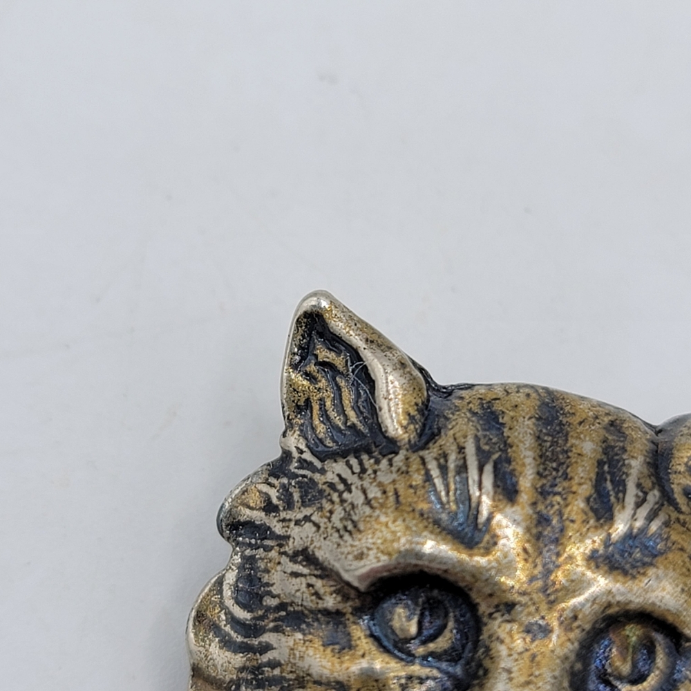 Brass Cat Face Brooch Pendant – Whimsical Vintage Tabby, Dual Use - Picture 3 of 12